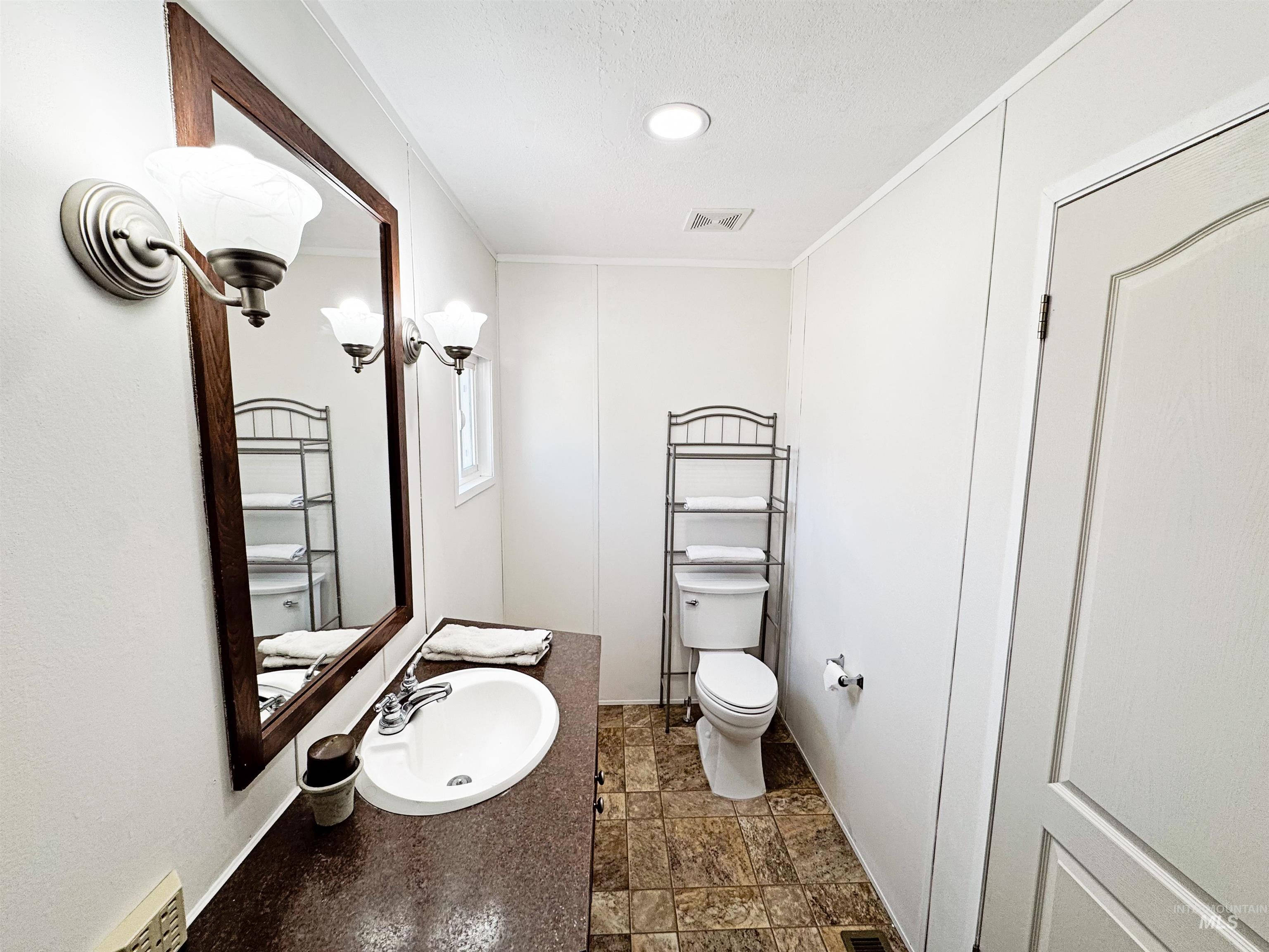 8220 S Blue Rim Lane, Boise, Idaho 83716-5719, 3 Bedrooms, 2 Bathrooms, Residential For Sale, Price $135,000,MLS 98985308