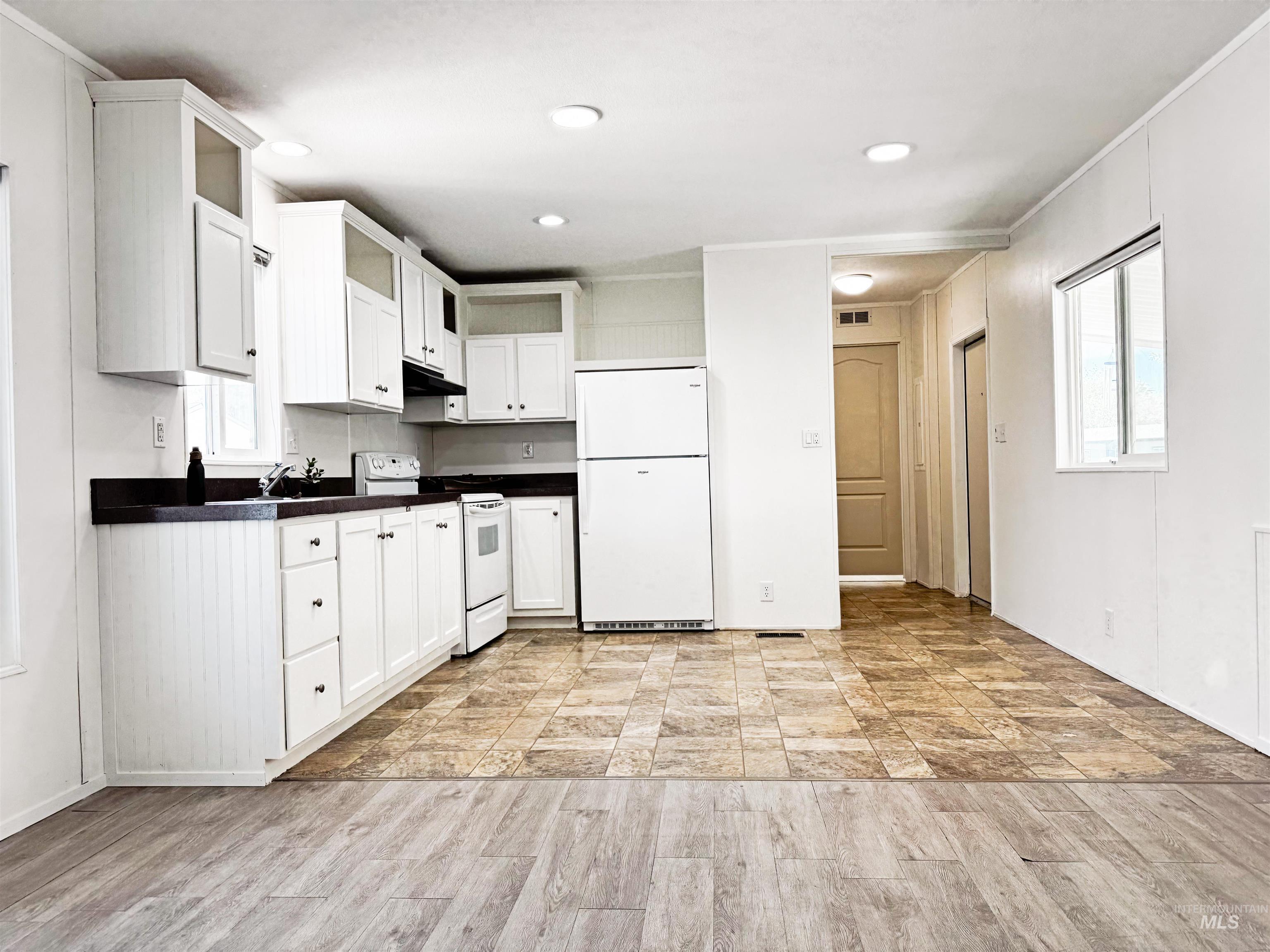8220 S Blue Rim Lane, Boise, Idaho 83716-5719, 3 Bedrooms, 2 Bathrooms, Residential For Sale, Price $135,000,MLS 98985308