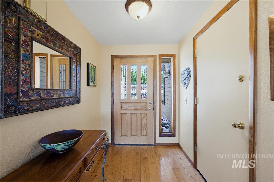 6507 W Summer Hill Drive, Boise, Idaho 83714, 3 Bedrooms, 2 Bathrooms, Residential For Sale, Price $599,900,MLS 98985321