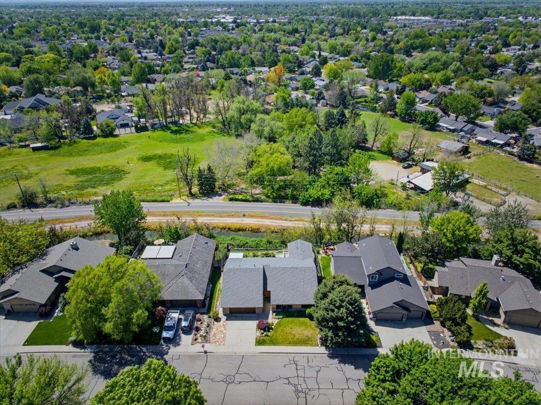 6507 W Summer Hill Drive, Boise, Idaho 83714, 3 Bedrooms, 2 Bathrooms, Residential For Sale, Price $599,900,MLS 98985321