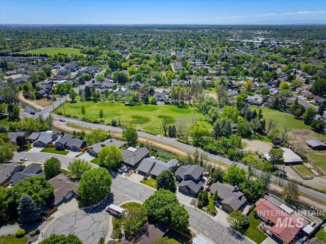 6507 W Summer Hill Drive, Boise, Idaho 83714, 3 Bedrooms, 2 Bathrooms, Residential For Sale, Price $599,900,MLS 98985321