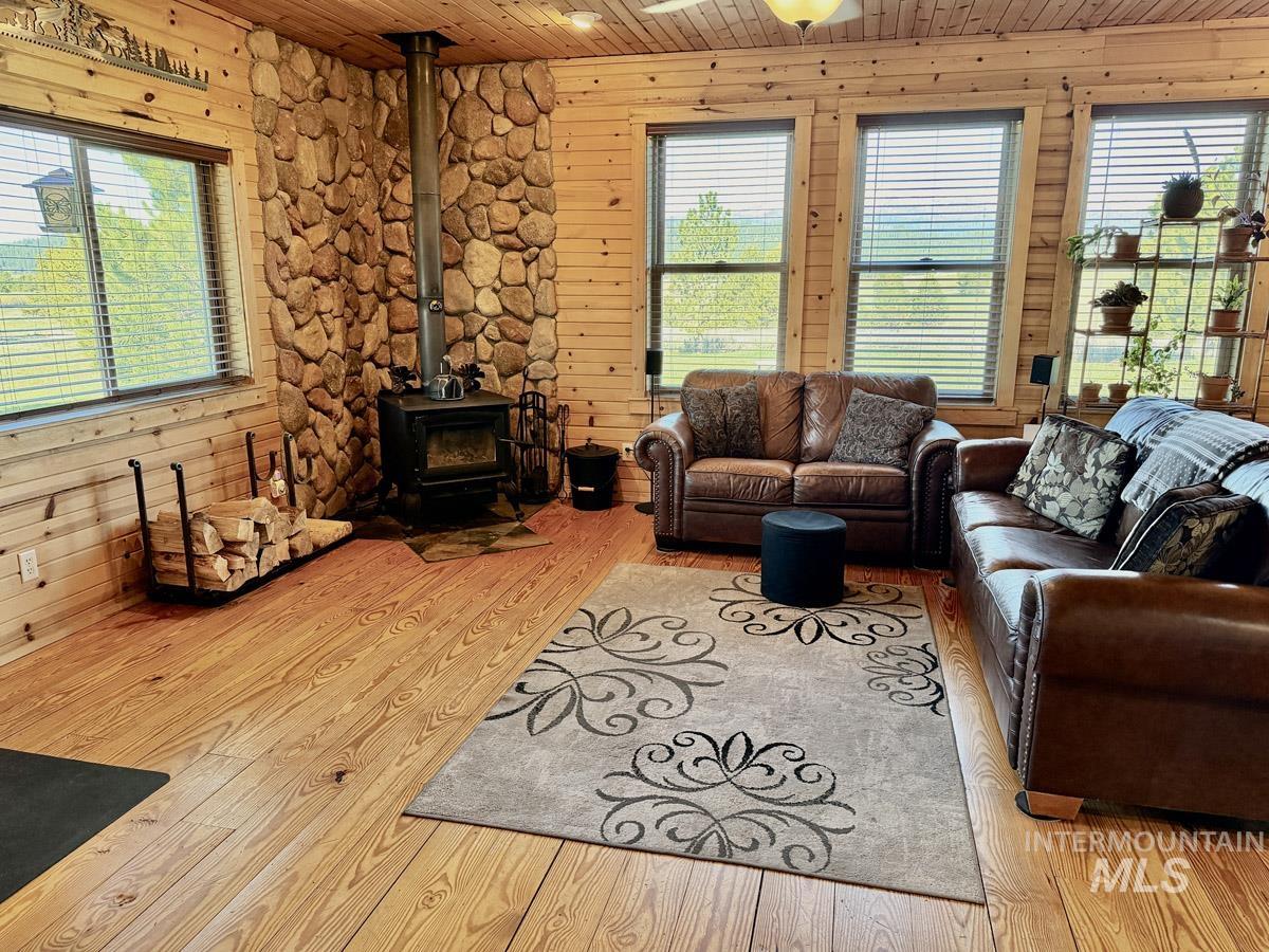 10307 Emma Loop, Cascade, Idaho 83611, 2 Bedrooms, 3 Bathrooms, Residential For Sale, Price $830,000,MLS 98985325