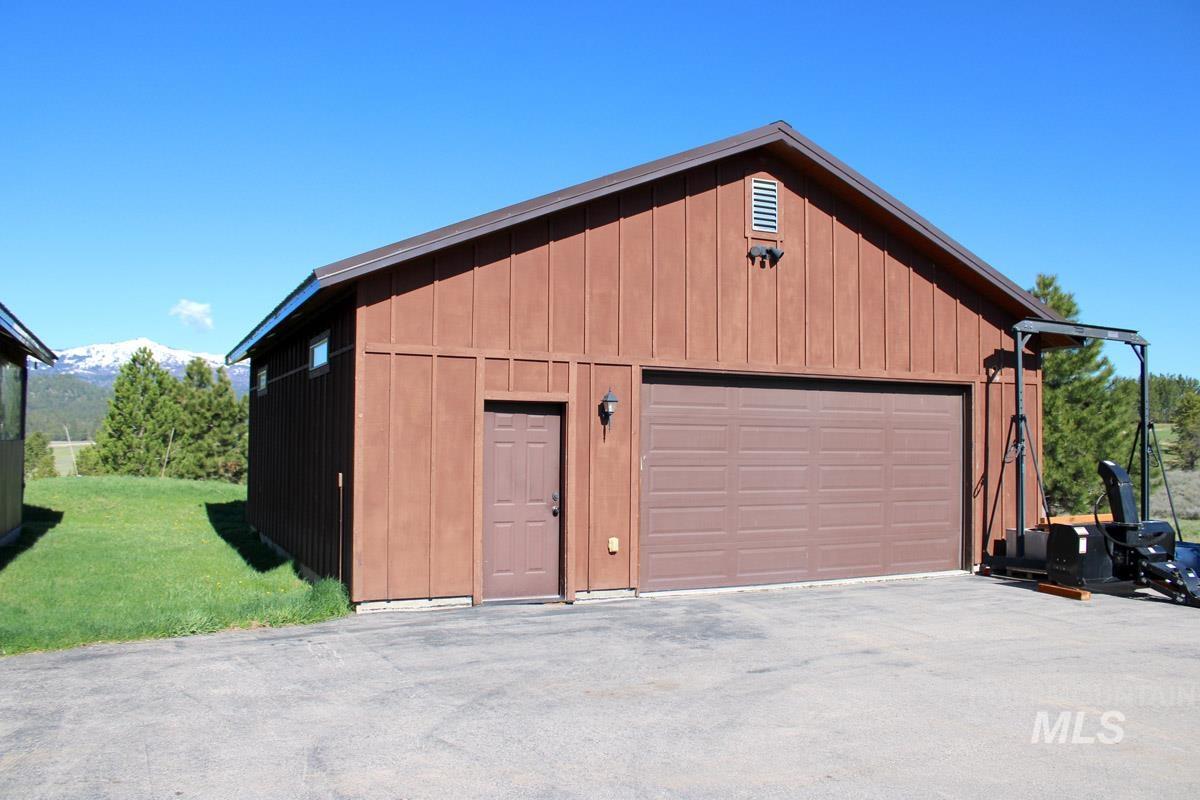 10307 Emma Loop, Cascade, Idaho 83611, 2 Bedrooms, 3 Bathrooms, Residential For Sale, Price $830,000,MLS 98985325