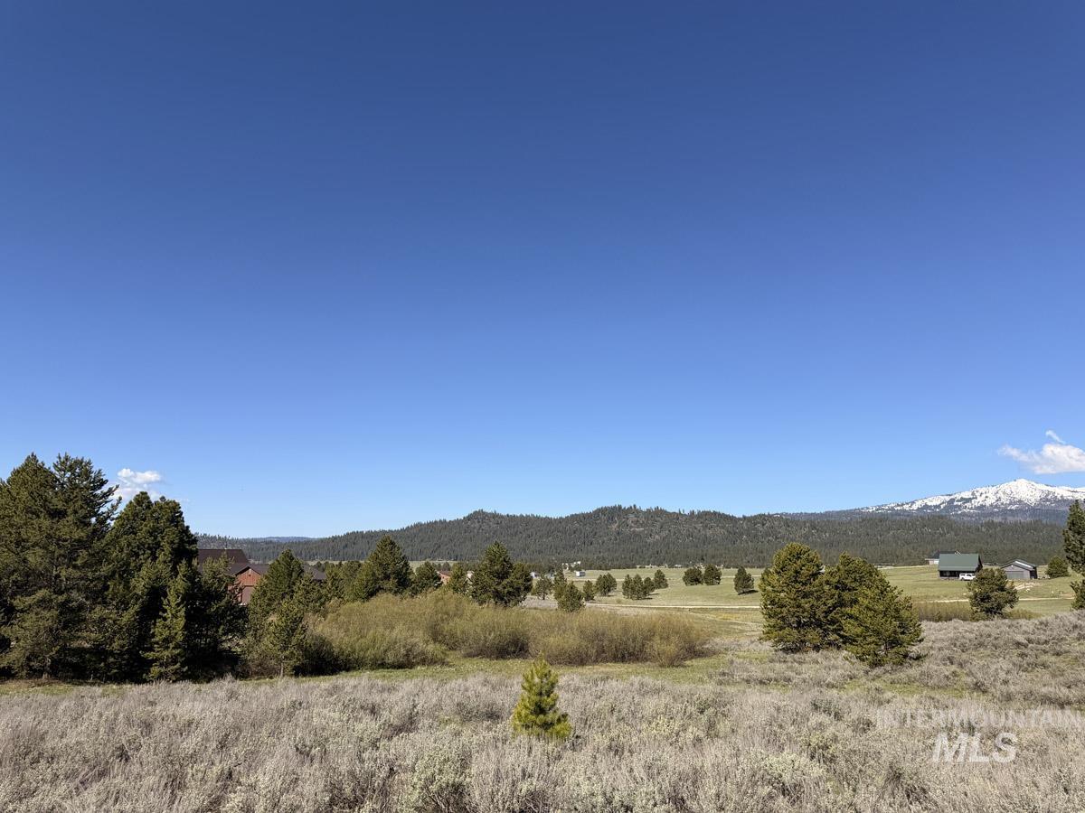 10307 Emma Loop, Cascade, Idaho 83611, 2 Bedrooms, 3 Bathrooms, Residential For Sale, Price $830,000,MLS 98985325