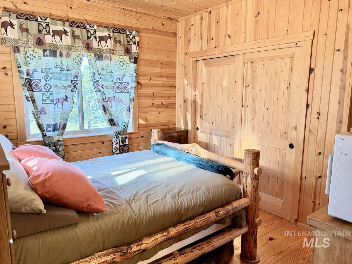 10307 Emma Loop, Cascade, Idaho 83611, 2 Bedrooms, 3 Bathrooms, Residential For Sale, Price $830,000,MLS 98985325