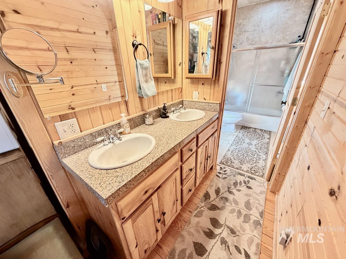 10307 Emma Loop, Cascade, Idaho 83611, 2 Bedrooms, 3 Bathrooms, Residential For Sale, Price $830,000,MLS 98985325