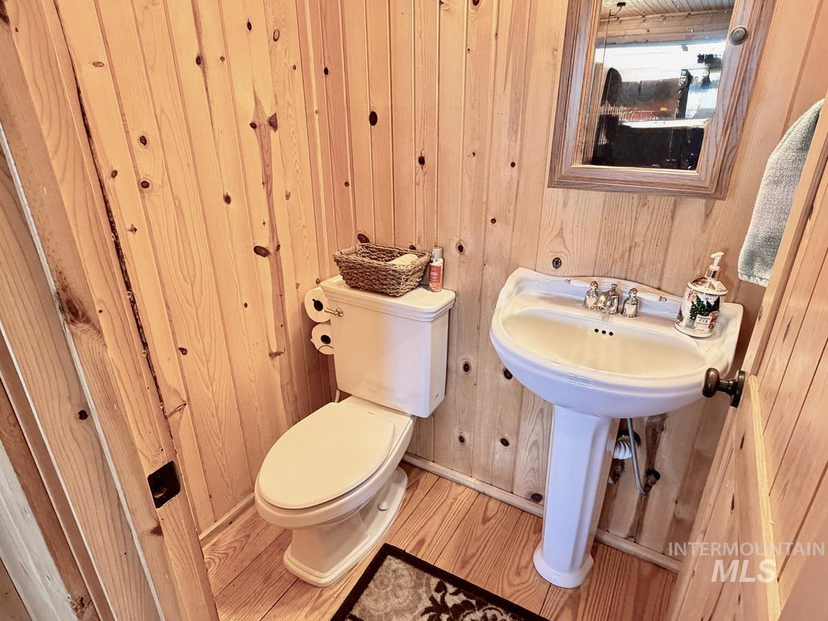 10307 Emma Loop, Cascade, Idaho 83611, 2 Bedrooms, 3 Bathrooms, Residential For Sale, Price $830,000,MLS 98985325
