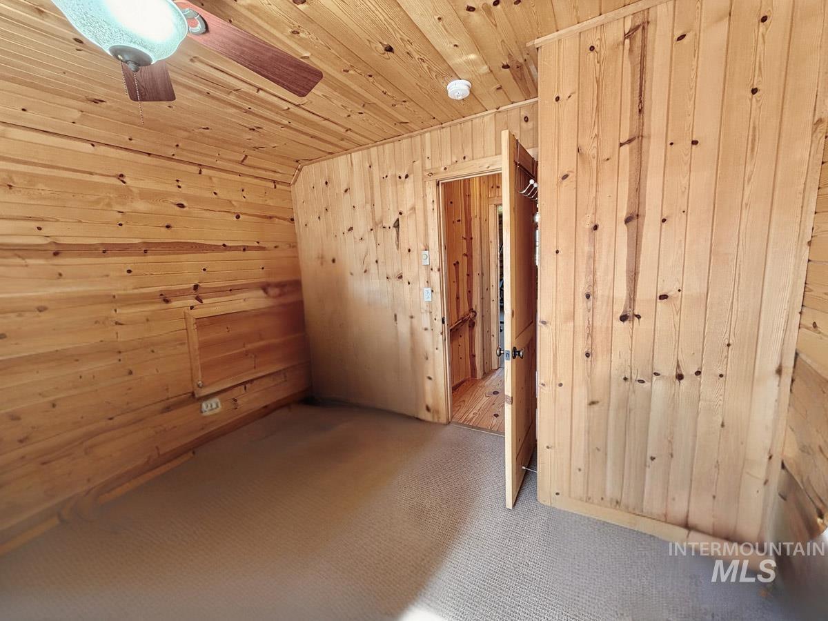 10307 Emma Loop, Cascade, Idaho 83611, 2 Bedrooms, 3 Bathrooms, Residential For Sale, Price $830,000,MLS 98985325