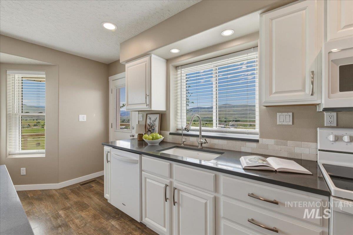 5303 Montour Rd., Emmett, Idaho 83617, 3 Bedrooms, 2 Bathrooms, Residential For Sale, Price $740,000,MLS 98985351