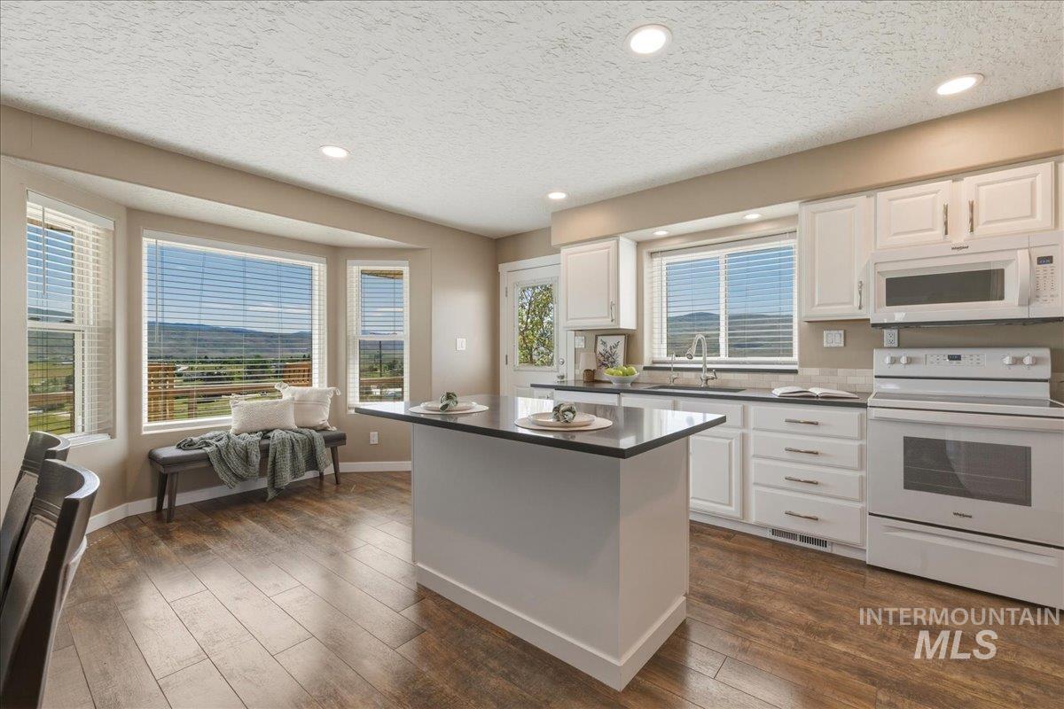 5303 Montour Rd., Emmett, Idaho 83617, 3 Bedrooms, 2 Bathrooms, Residential For Sale, Price $740,000,MLS 98985351
