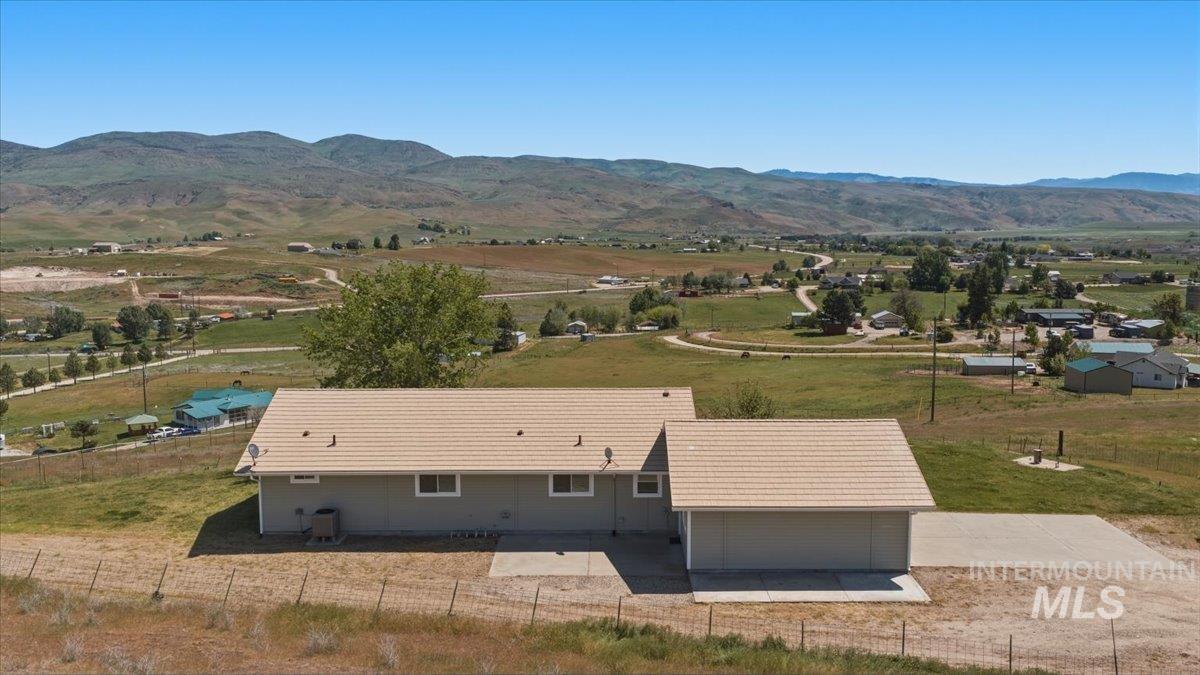 5303 Montour Rd., Emmett, Idaho 83617, 3 Bedrooms, 2 Bathrooms, Residential For Sale, Price $740,000,MLS 98985351