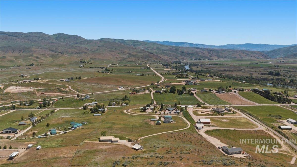 5303 Montour Rd., Emmett, Idaho 83617, 3 Bedrooms, 2 Bathrooms, Residential For Sale, Price $740,000,MLS 98985351