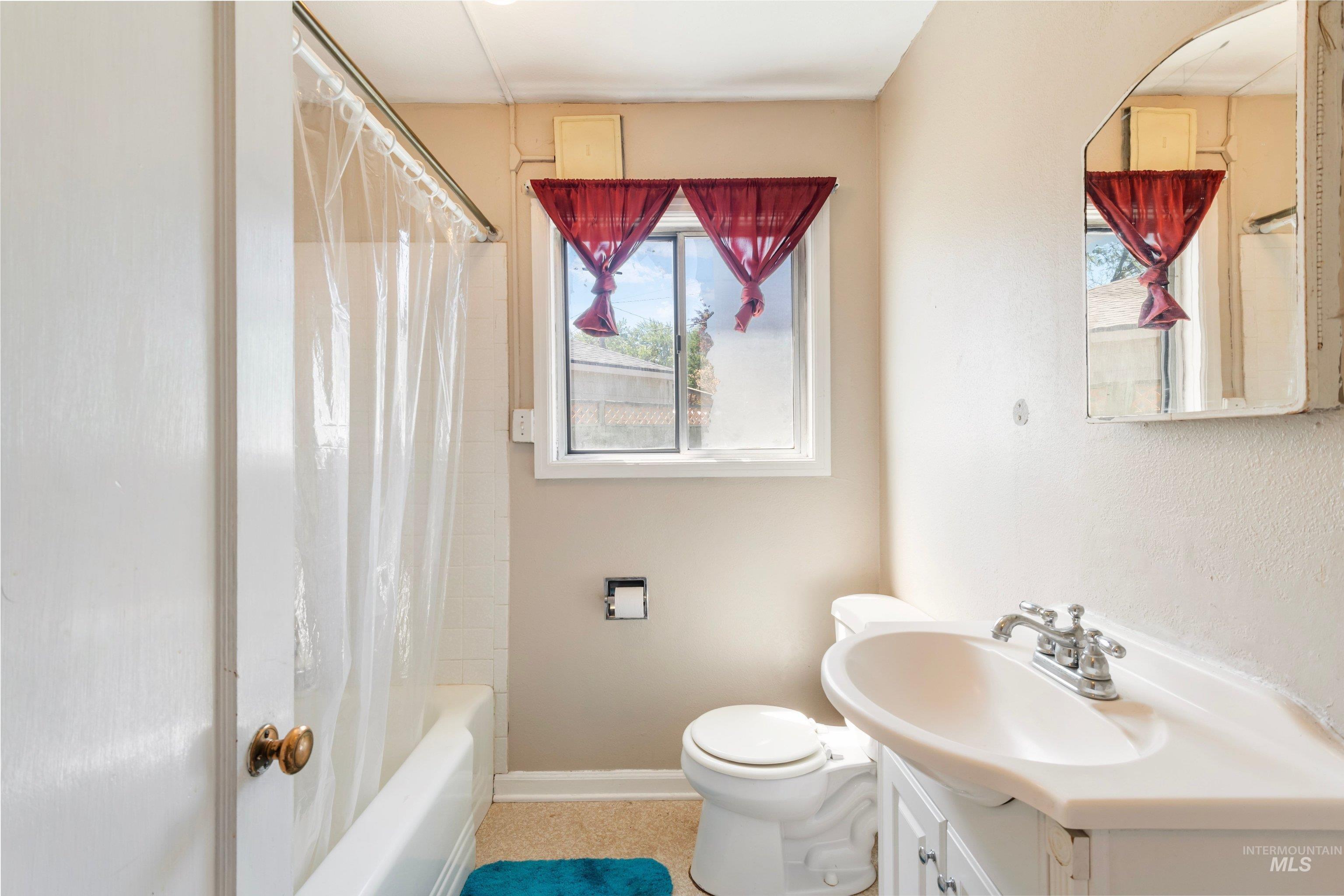 128 Mountain View Dr., Mountain Home, Idaho 83647, 3 Bedrooms, 1 Bathroom, Residential For Sale, Price $239,900,MLS 98985356