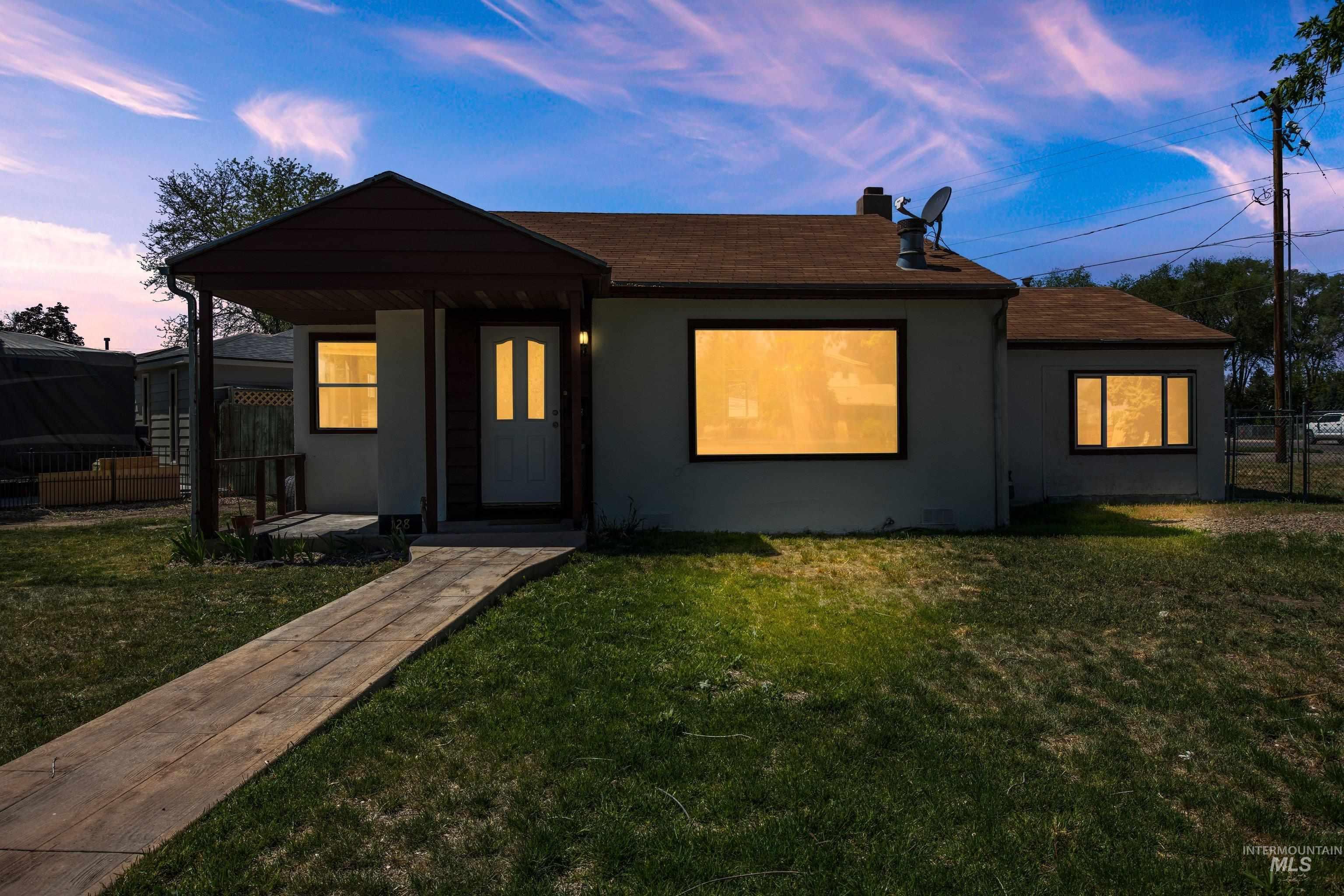 128 Mountain View Dr., Mountain Home, Idaho 83647, 3 Bedrooms, 1 Bathroom, Residential For Sale, Price $239,900,MLS 98985356