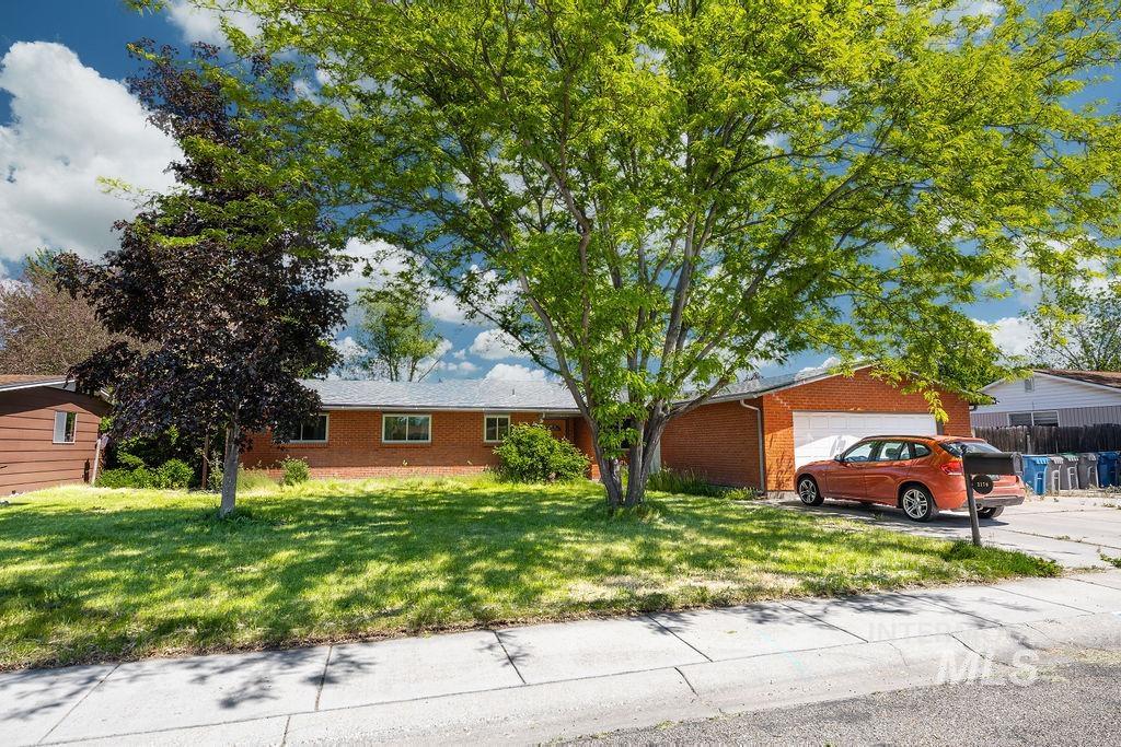 2170 N Fairmeadow Dr, Boise, Idaho 83704, 3 Bedrooms, 2.5 Bathrooms, Residential For Sale, Price $455,000,MLS 98985397