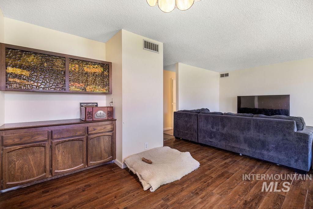 2170 N Fairmeadow Dr, Boise, Idaho 83704, 3 Bedrooms, 2.5 Bathrooms, Residential For Sale, Price $455,000,MLS 98985397