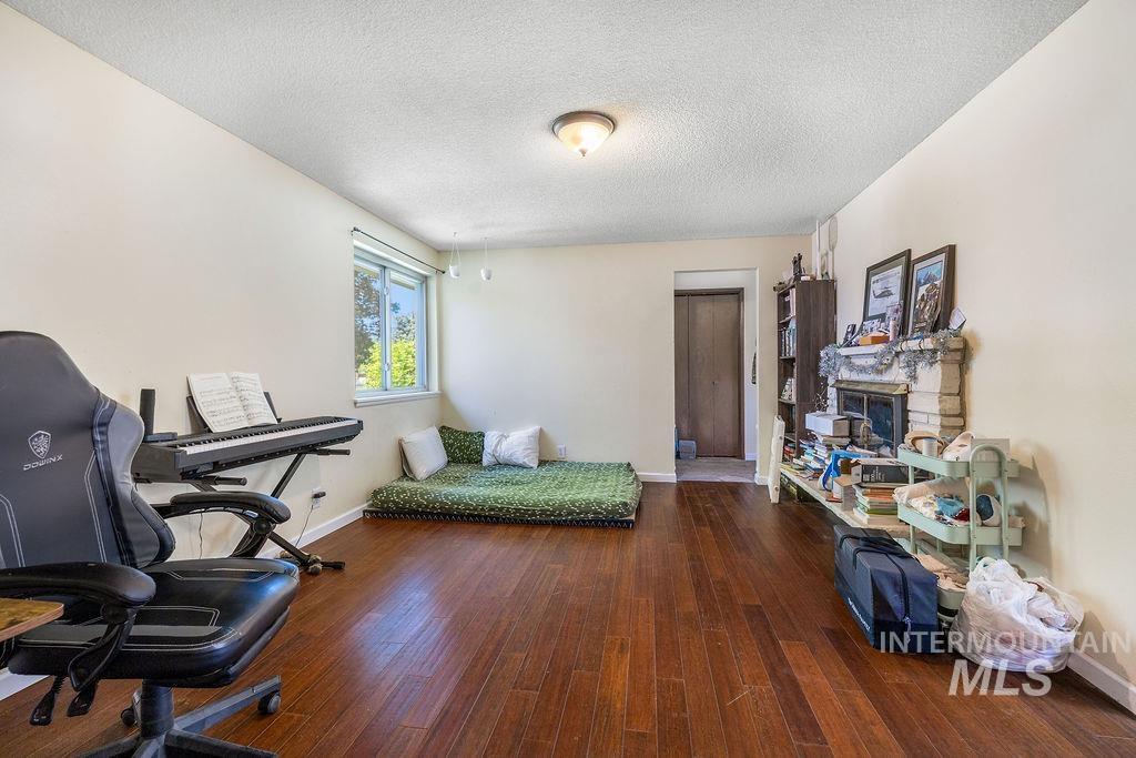 2170 N Fairmeadow Dr, Boise, Idaho 83704, 3 Bedrooms, 2.5 Bathrooms, Residential For Sale, Price $455,000,MLS 98985397