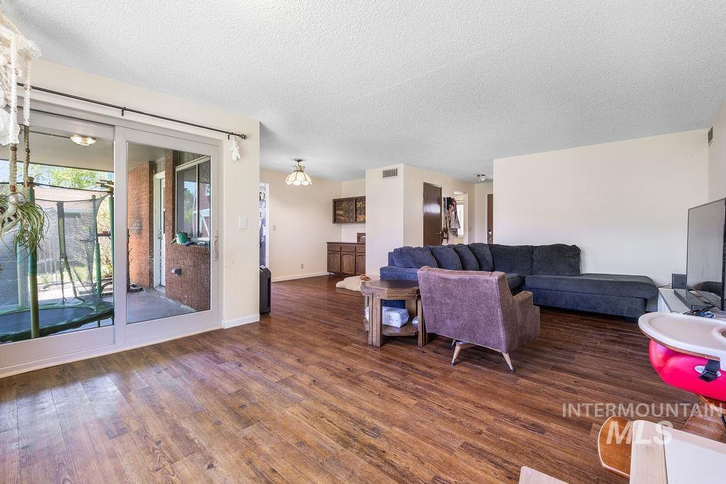 2170 N Fairmeadow Dr, Boise, Idaho 83704, 3 Bedrooms, 2.5 Bathrooms, Residential For Sale, Price $455,000,MLS 98985397