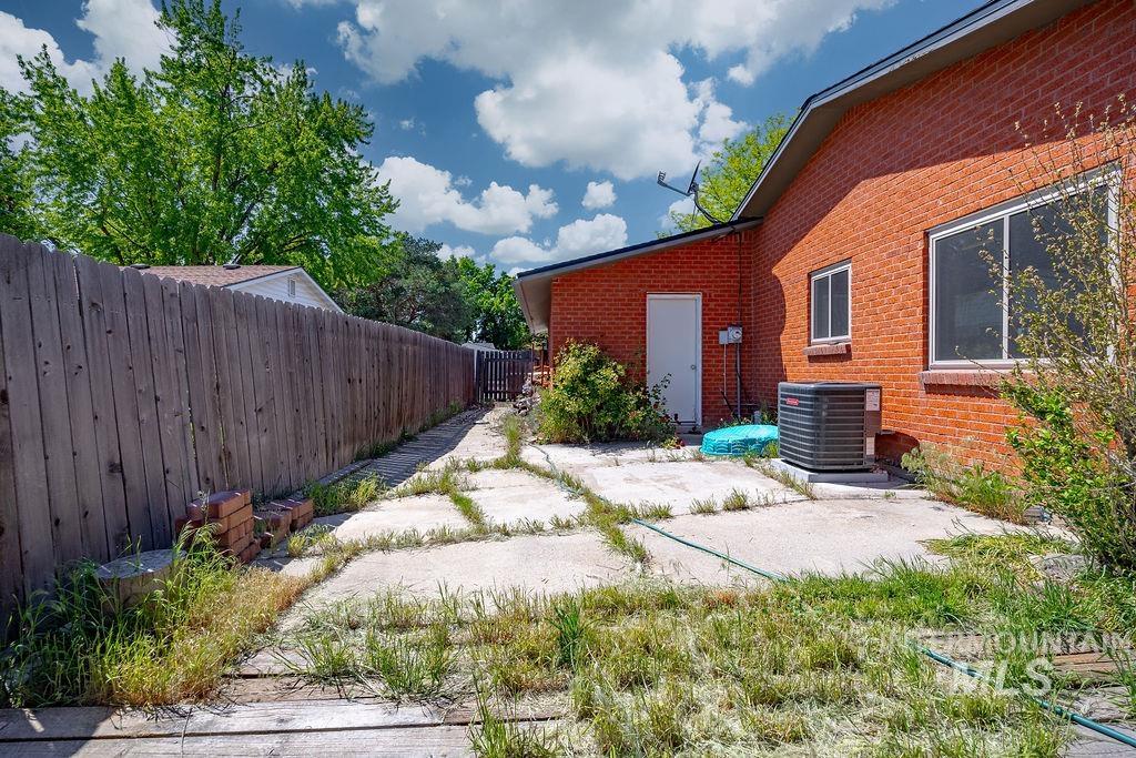 2170 N Fairmeadow Dr, Boise, Idaho 83704, 3 Bedrooms, 2.5 Bathrooms, Residential For Sale, Price $455,000,MLS 98985397