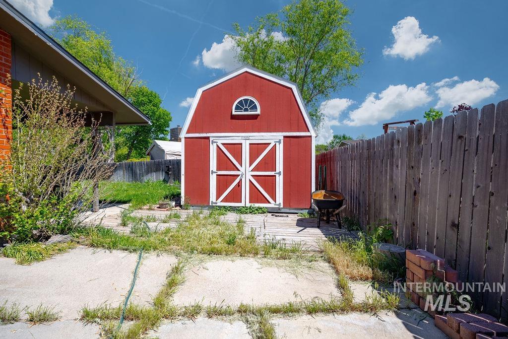 2170 N Fairmeadow Dr, Boise, Idaho 83704, 3 Bedrooms, 2.5 Bathrooms, Residential For Sale, Price $455,000,MLS 98985397