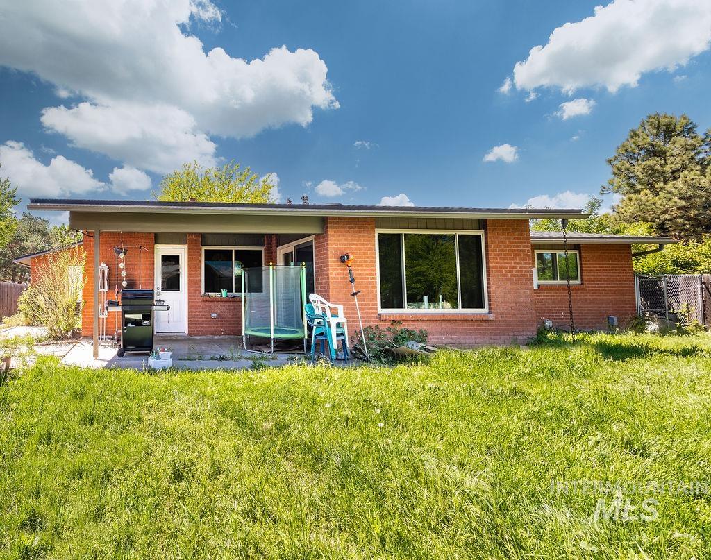 2170 N Fairmeadow Dr, Boise, Idaho 83704, 3 Bedrooms, 2.5 Bathrooms, Residential For Sale, Price $455,000,MLS 98985397