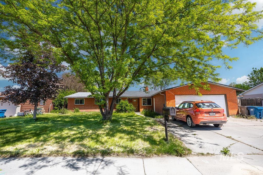 2170 N Fairmeadow Dr, Boise, Idaho 83704, 3 Bedrooms, 2.5 Bathrooms, Residential For Sale, Price $455,000,MLS 98985397