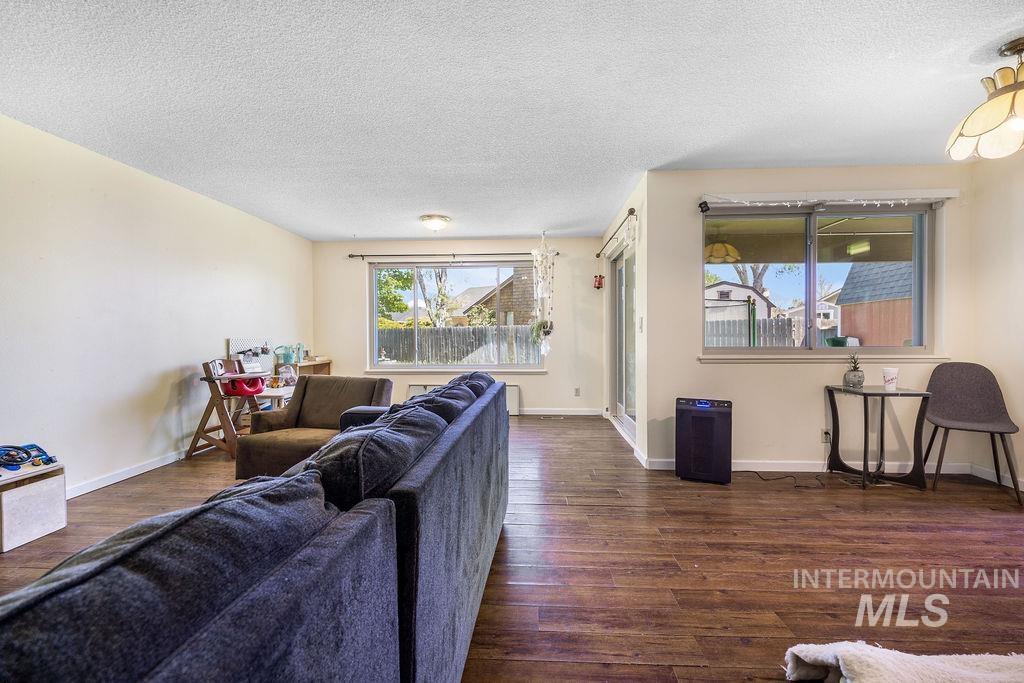 2170 N Fairmeadow Dr, Boise, Idaho 83704, 3 Bedrooms, 2.5 Bathrooms, Residential For Sale, Price $455,000,MLS 98985397