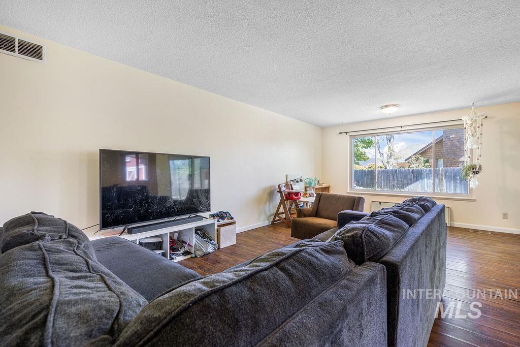 2170 N Fairmeadow Dr, Boise, Idaho 83704, 3 Bedrooms, 2.5 Bathrooms, Residential For Sale, Price $455,000,MLS 98985397