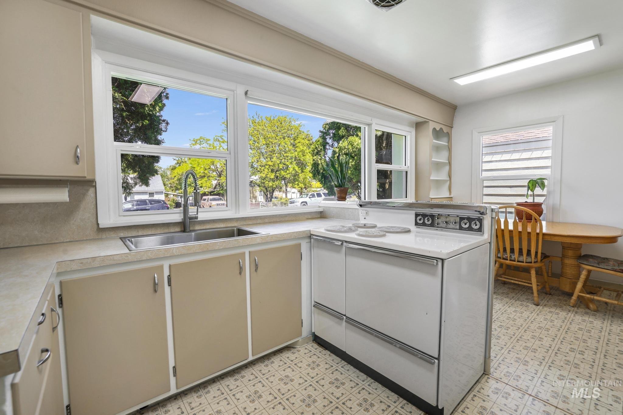 385 W Filer Ave, Twin Falls, Idaho 83301, 3 Bedrooms, 1 Bathroom, Residential For Sale, Price $290,000,MLS 98985410