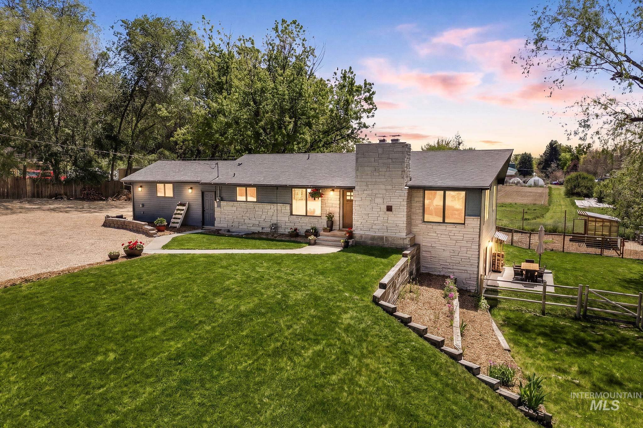5331 W Hill Rd., Boise, Idaho 83703, 3 Bedrooms, 2.5 Bathrooms, Residential For Sale, Price $915,000,MLS 98985412