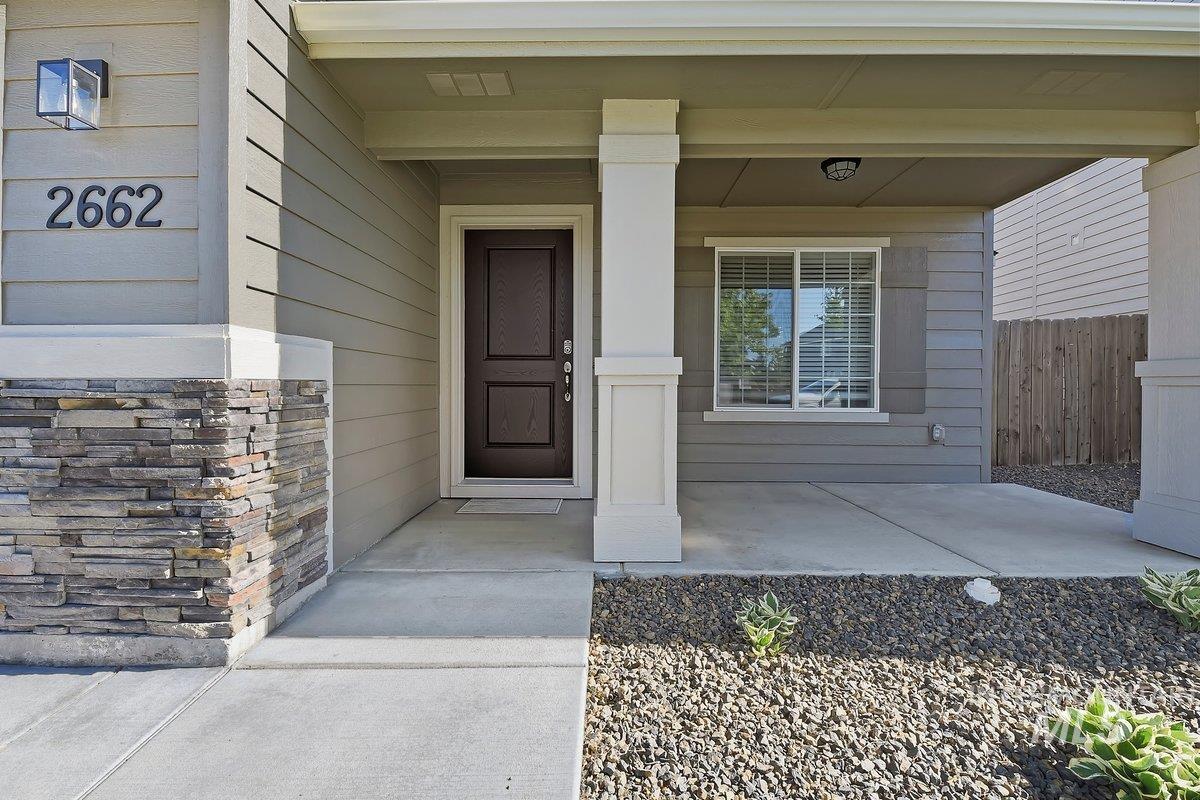 2662 W Jayton Dr., Meridian, Idaho 83642, 5 Bedrooms, 2.5 Bathrooms, Residential For Sale, Price $565,000,MLS 98985420