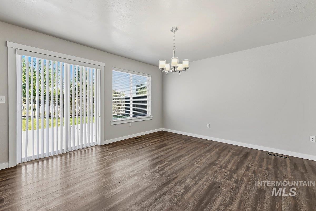2662 W Jayton Dr., Meridian, Idaho 83642, 5 Bedrooms, 2.5 Bathrooms, Residential For Sale, Price $565,000,MLS 98985420
