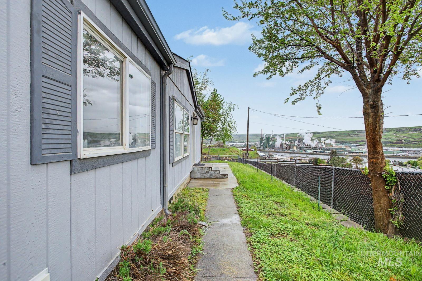 1133 Riverview St, Lewiston, Idaho 83501, 3 Bedrooms, 2 Bathrooms, Residential For Sale, Price $262,500,MLS 98985436