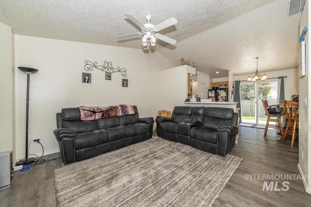1014 Gold Creek, Caldwell, Idaho 83607, 3 Bedrooms, 2 Bathrooms, Residential For Sale, Price $339,900,MLS 98985446