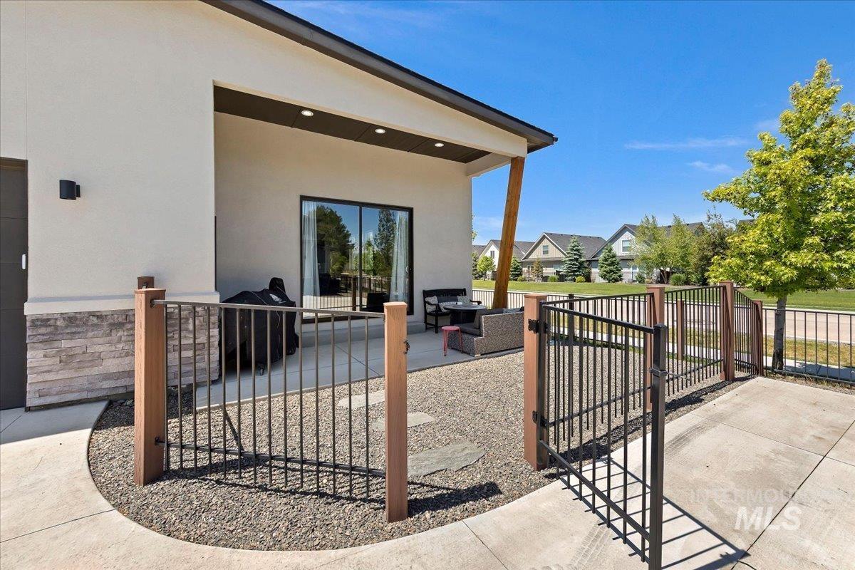 3894 W Crossley dr, Eagle, Idaho 83616, 4 Bedrooms, 3 Bathrooms, Residential For Sale, Price $650,000,MLS 98985453