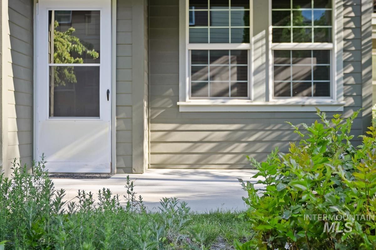 1244 E Winding Creek Drive, Eagle, Idaho 83616, 2 Bedrooms, 1.5 Bathrooms, Residential For Sale, Price $369,900,MLS 98985465