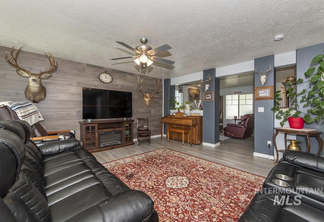 633 W Mulberry Loop, Nampa, Idaho 83686, 4 Bedrooms, 2.5 Bathrooms, Residential For Sale, Price $449,900,MLS 98985472