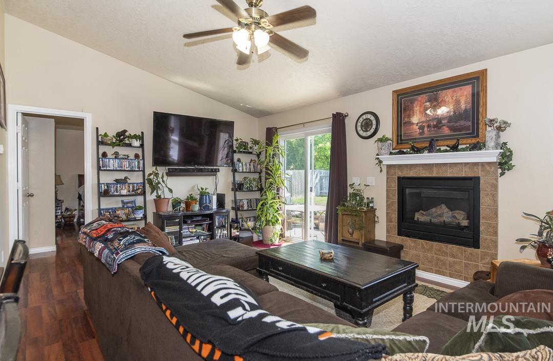 11691 W Blueberry Ave, Nampa, Idaho 83651, 3 Bedrooms, 2 Bathrooms, Residential Income For Sale, Price $324,900,MLS 98985517