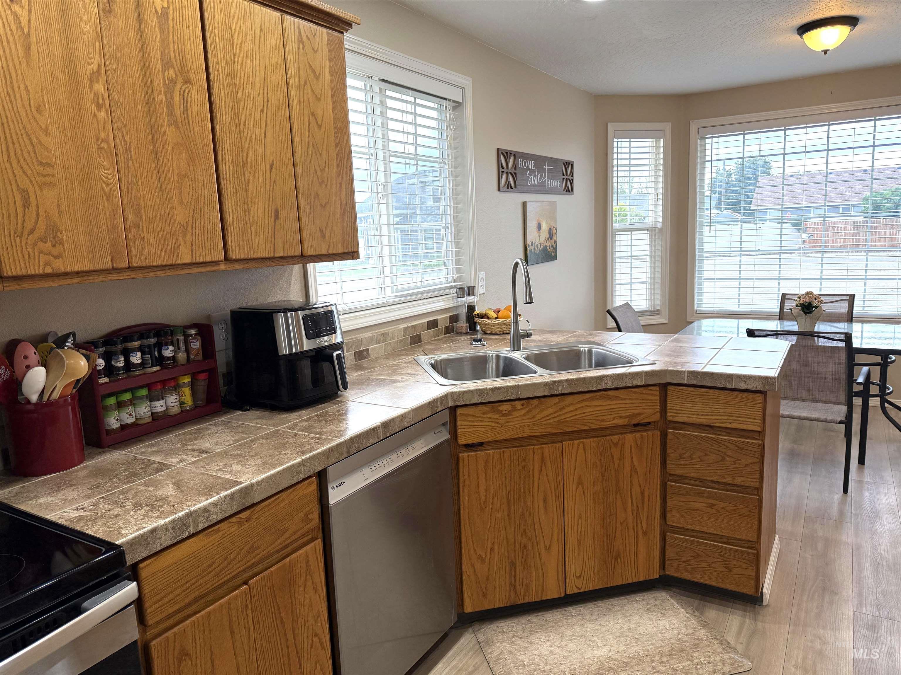 911 Sapphire Ct, Nampa, Idaho 83686, 3 Bedrooms, 2 Bathrooms, Residential For Sale, Price $363,999, 98985526