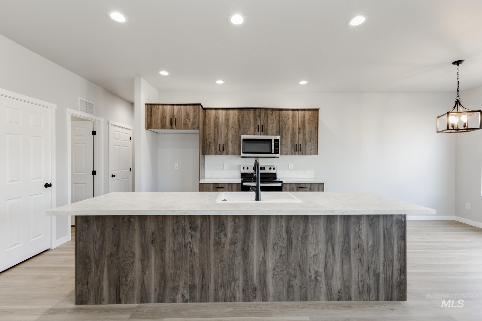 895 Thunderbolt St, Mountain Home, Idaho 83647, 4 Bedrooms, 2 Bathrooms, Residential For Sale, Price $394,990,MLS 98985567