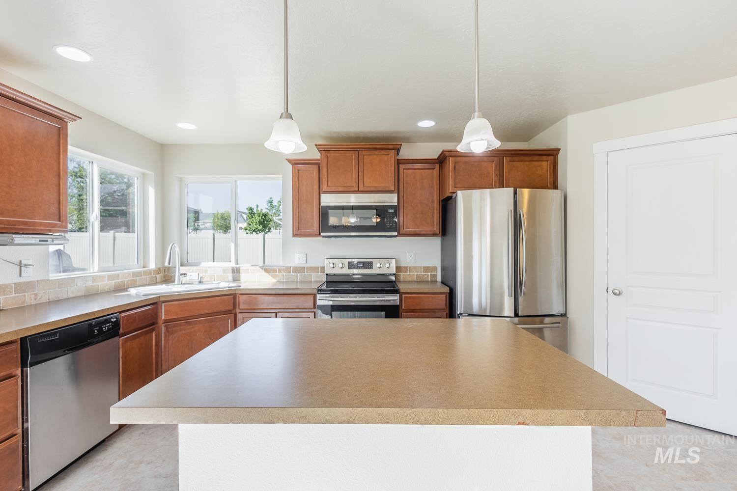 14253 Moreno Dr., Caldwell, Idaho 83607, 4 Bedrooms, 2.5 Bathrooms, Residential For Sale, Price $434,900,MLS 98985595