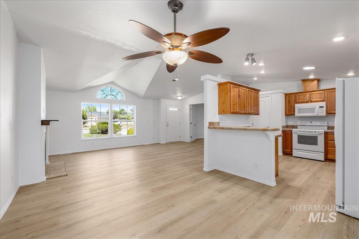 421 S Curtis Rd #122, Boise, Idaho 83705, 3 Bedrooms, 2 Bathrooms, Residential For Sale, Price $285,000,MLS 98985600