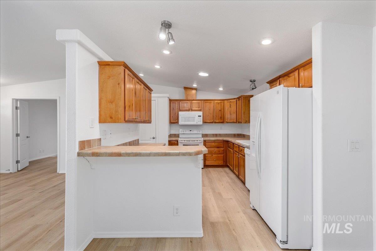 421 S Curtis Rd #122, Boise, Idaho 83705, 3 Bedrooms, 2 Bathrooms, Residential For Sale, Price $285,000,MLS 98985600