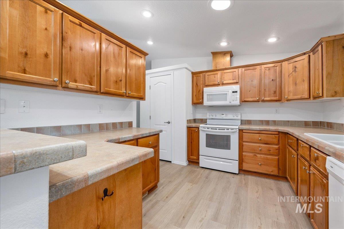 421 S Curtis Rd #122, Boise, Idaho 83705, 3 Bedrooms, 2 Bathrooms, Residential For Sale, Price $285,000,MLS 98985600