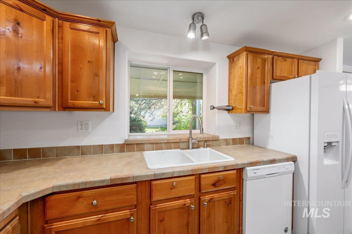 421 S Curtis Rd #122, Boise, Idaho 83705, 3 Bedrooms, 2 Bathrooms, Residential For Sale, Price $285,000,MLS 98985600