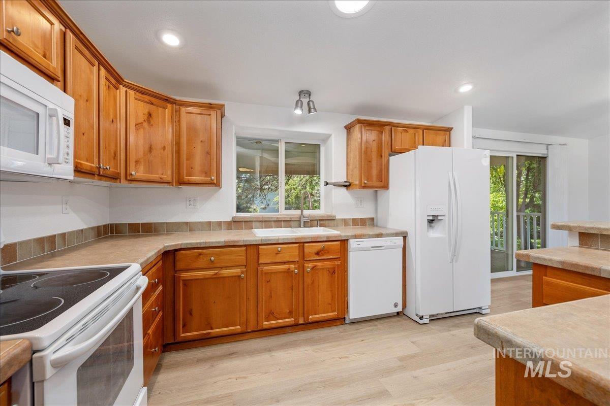 421 S Curtis Rd #122, Boise, Idaho 83705, 3 Bedrooms, 2 Bathrooms, Residential For Sale, Price $285,000,MLS 98985600