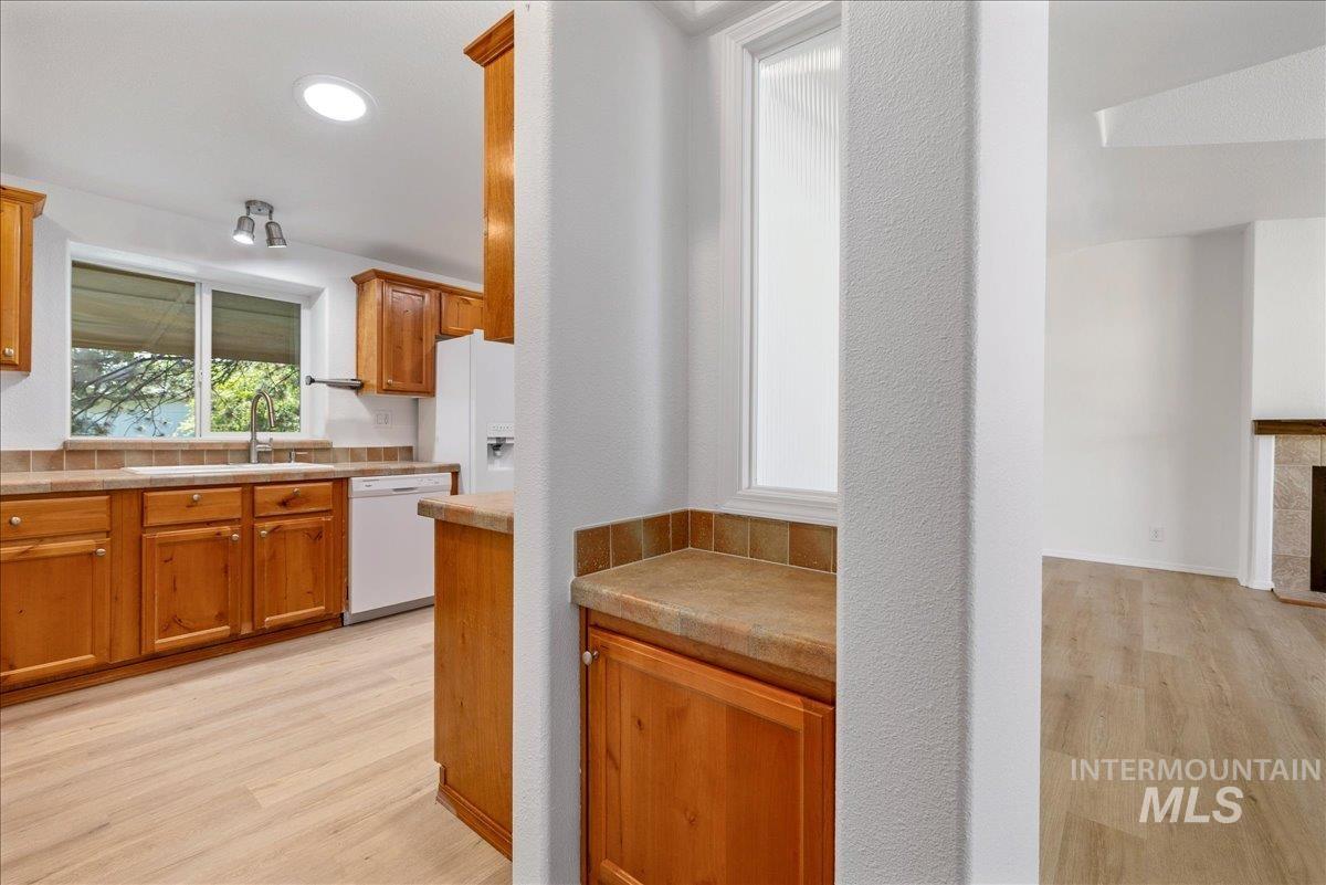 421 S Curtis Rd #122, Boise, Idaho 83705, 3 Bedrooms, 2 Bathrooms, Residential For Sale, Price $285,000,MLS 98985600