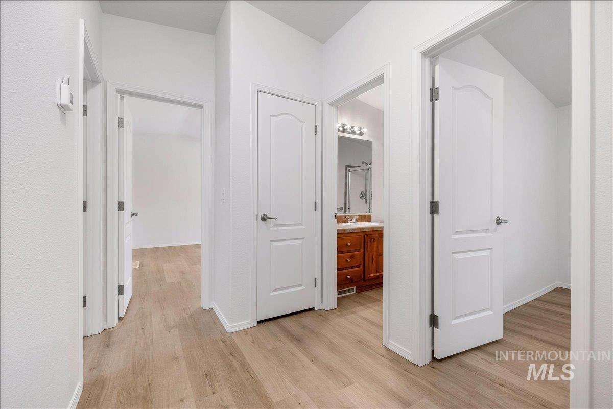 421 S Curtis Rd #122, Boise, Idaho 83705, 3 Bedrooms, 2 Bathrooms, Residential For Sale, Price $285,000,MLS 98985600