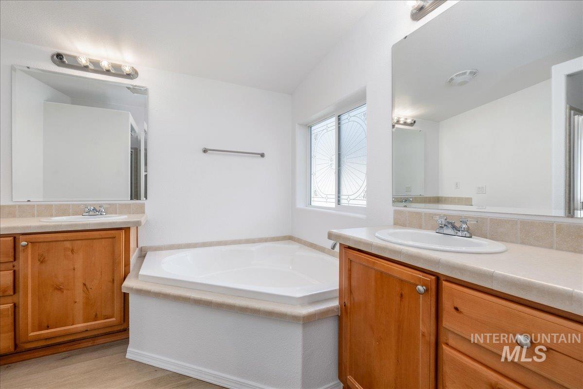 421 S Curtis Rd #122, Boise, Idaho 83705, 3 Bedrooms, 2 Bathrooms, Residential For Sale, Price $285,000,MLS 98985600
