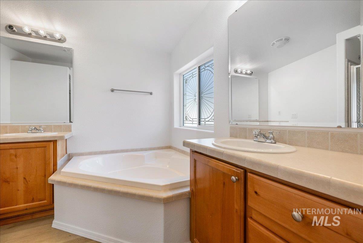421 S Curtis Rd #122, Boise, Idaho 83705, 3 Bedrooms, 2 Bathrooms, Residential For Sale, Price $285,000,MLS 98985600